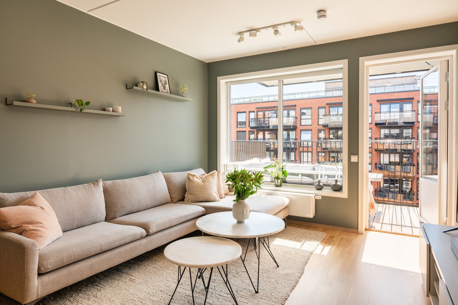 Leiligheten ligger i byggets 6. etasje (heisadkomst), og har en gjennomgående planløsning. Galleribilde