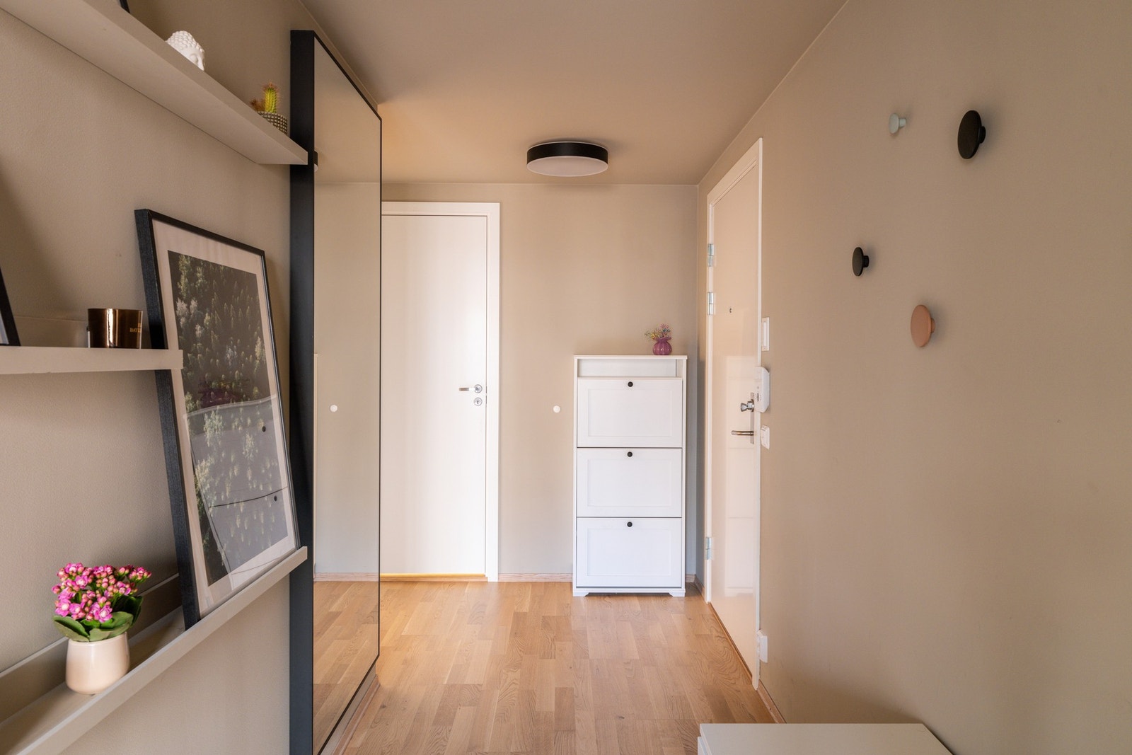 Når du kommer inn i leiligheten, møtes du av en lys og innbydende entré som gir et godt førsteinntrykk. Galleribilde