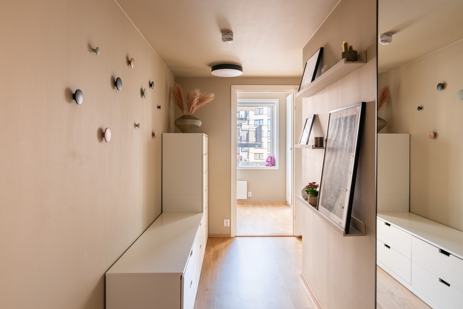Leiligheten disponerer i tillegg en kjellerbod på ca. 6 m², som gir gode oppbevaringsmuligheter. Galleribilde