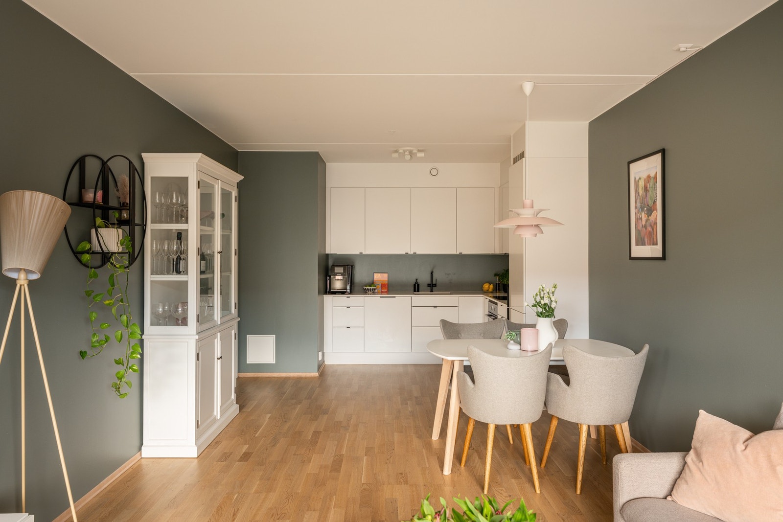 Her er det gode møbleringsmuligheter med plass til både sofagruppe og spisebord. Galleribilde