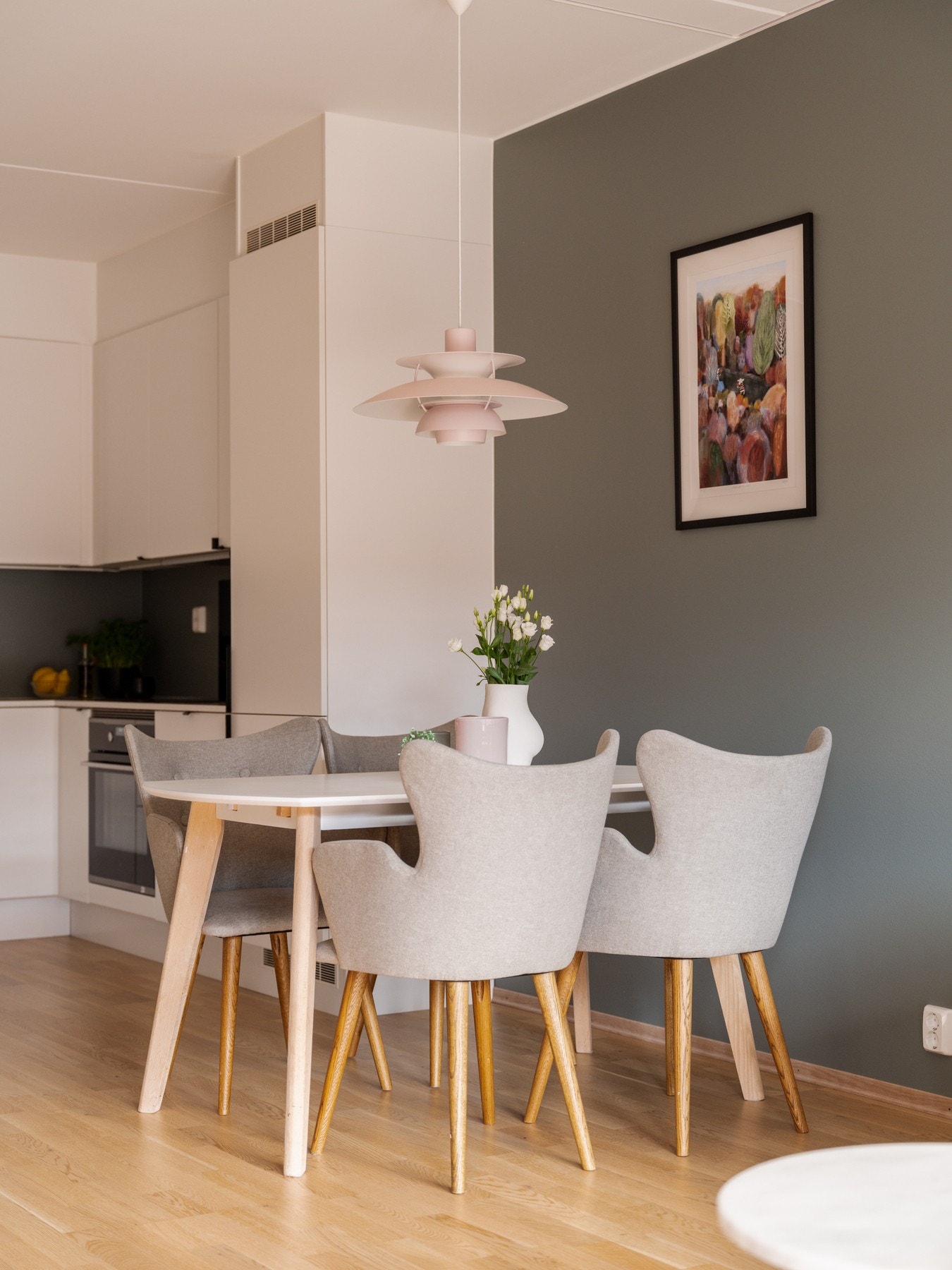 Leiligheten har delikate og tidløse overflater, samt pent 3-stavs parkett på gulvet. Galleribilde