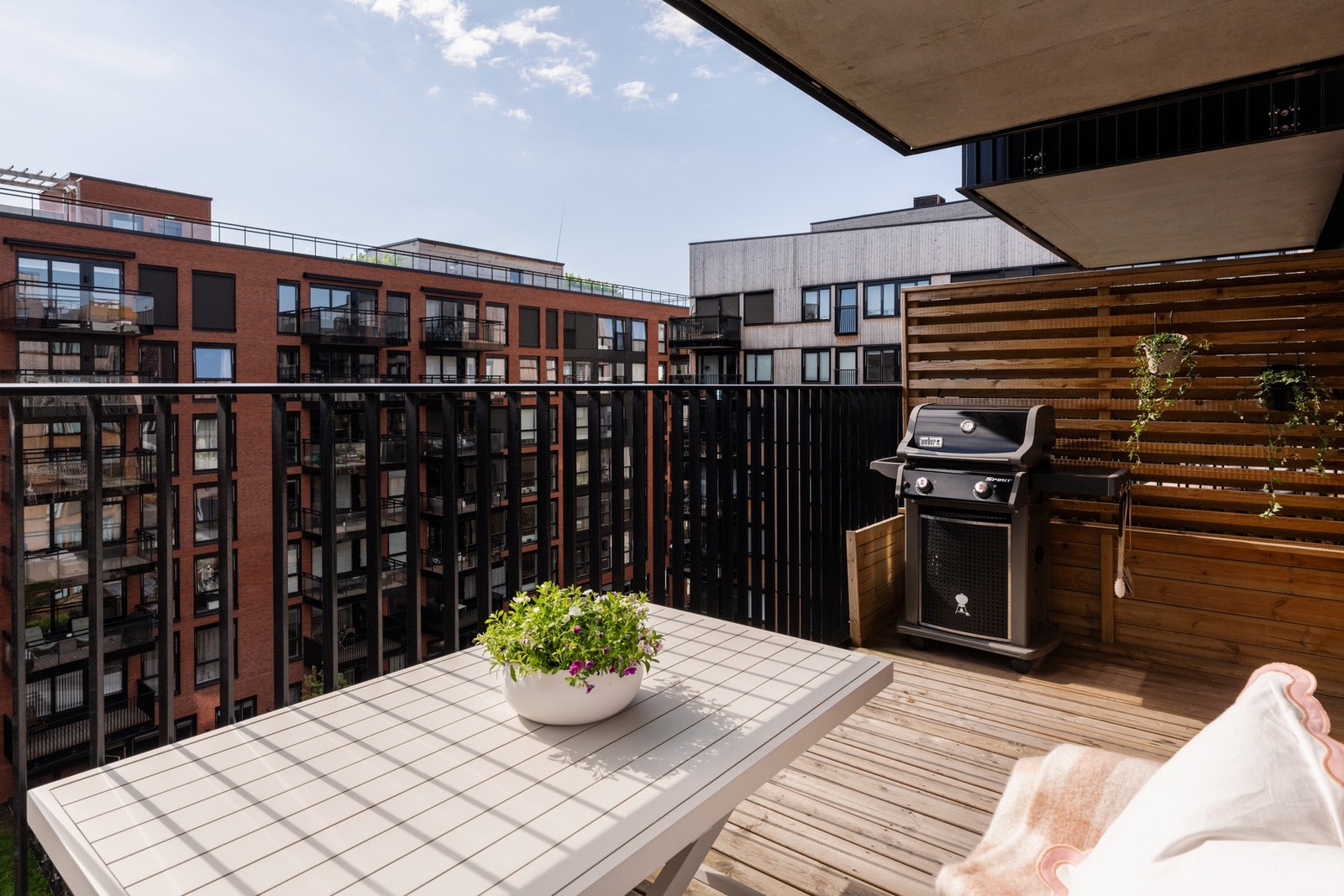 Her er det god plass til utemøblement, grill og hyggelig beplantning. Galleribilde