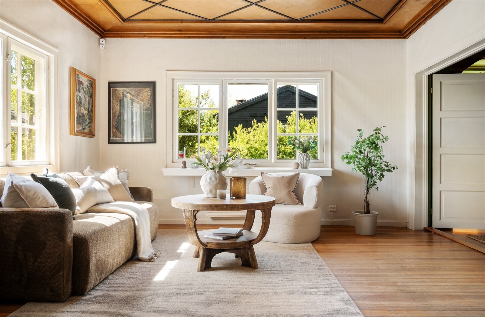 Store vindusflater i stuen gir godt med naturlig lys. Galleribilde