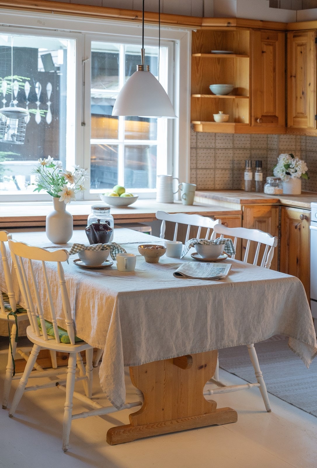 Veggflater over benken er flislagt, og rommet er utstyrt med komfyr, oppvaskmaskin og kjøl/fryseskap. Galleribilde