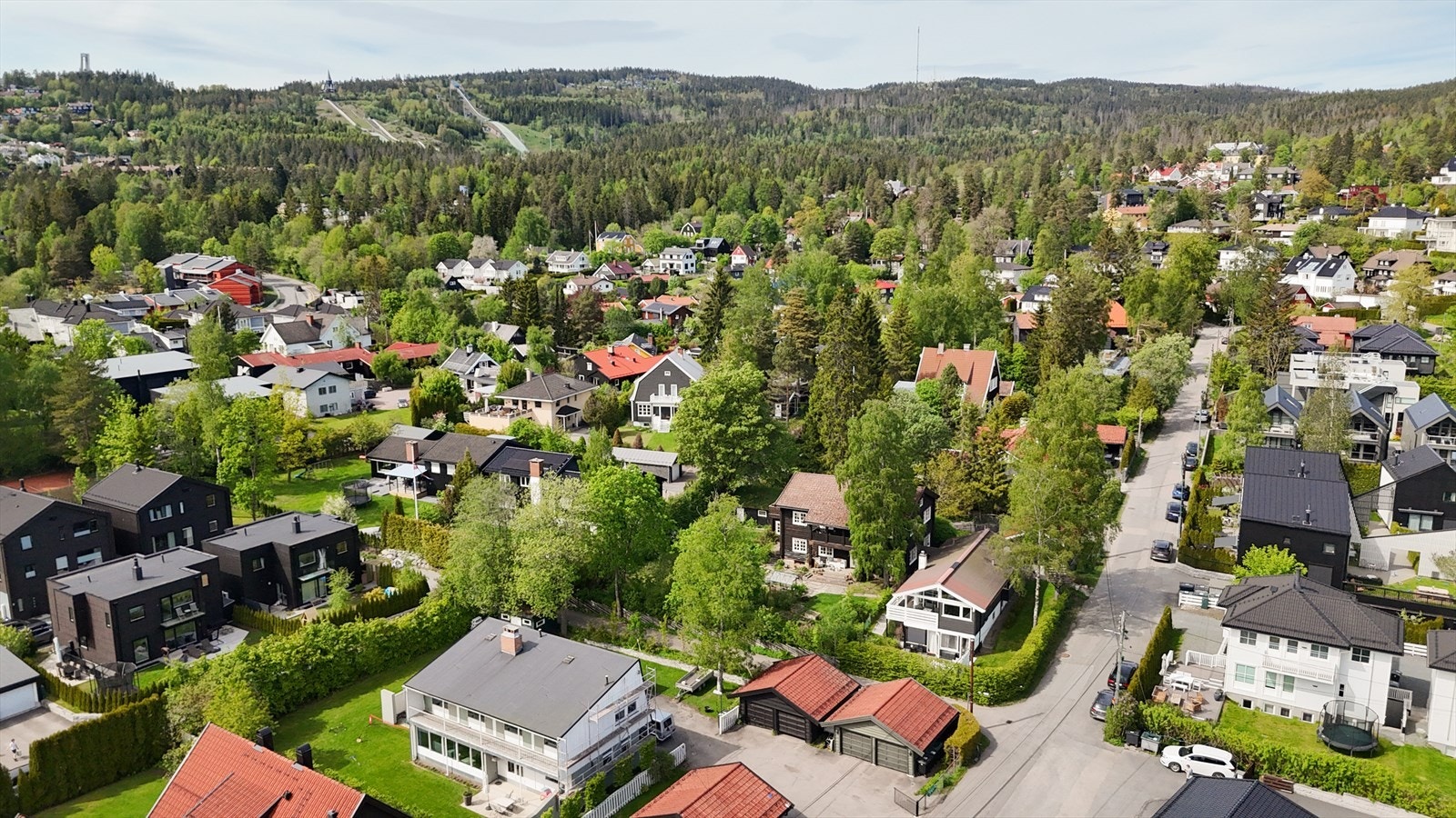 Eiendommen ligger tilbaketrukket på Vettakollen med kort vei til Marka. Galleribilde