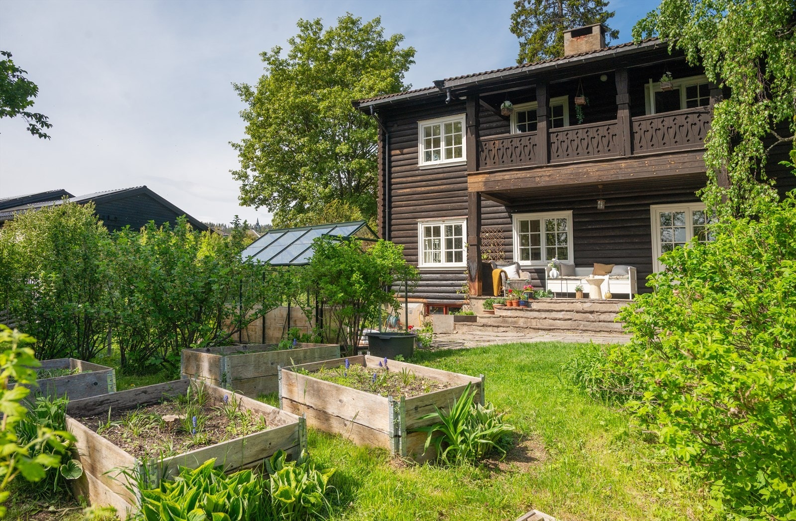 Uteplassene er fordelt på flere nivåer og sider av huset. Galleribilde