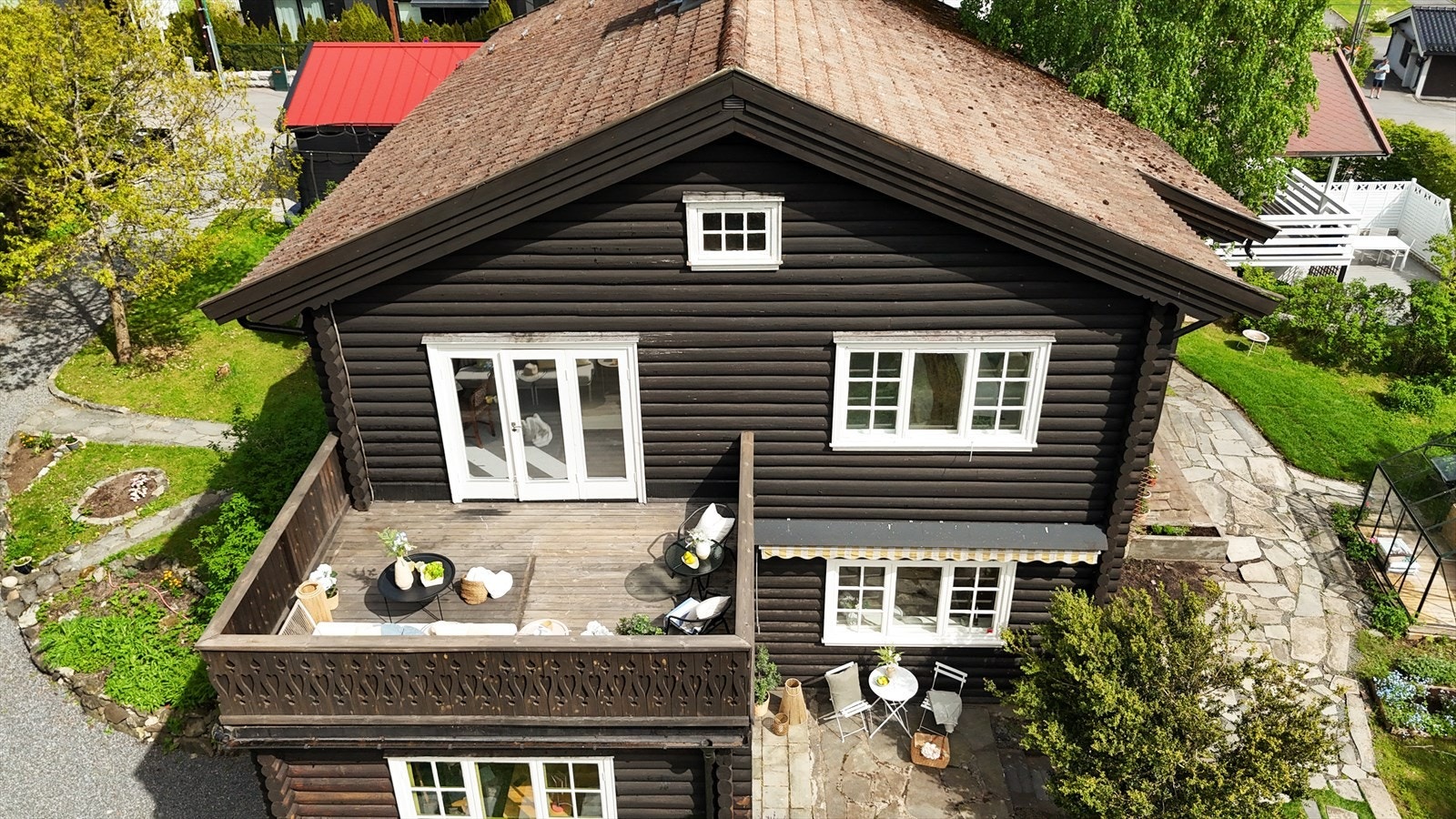 Den vestvendte terrassen er et fint sted for å nyte ettermiddagen. Galleribilde