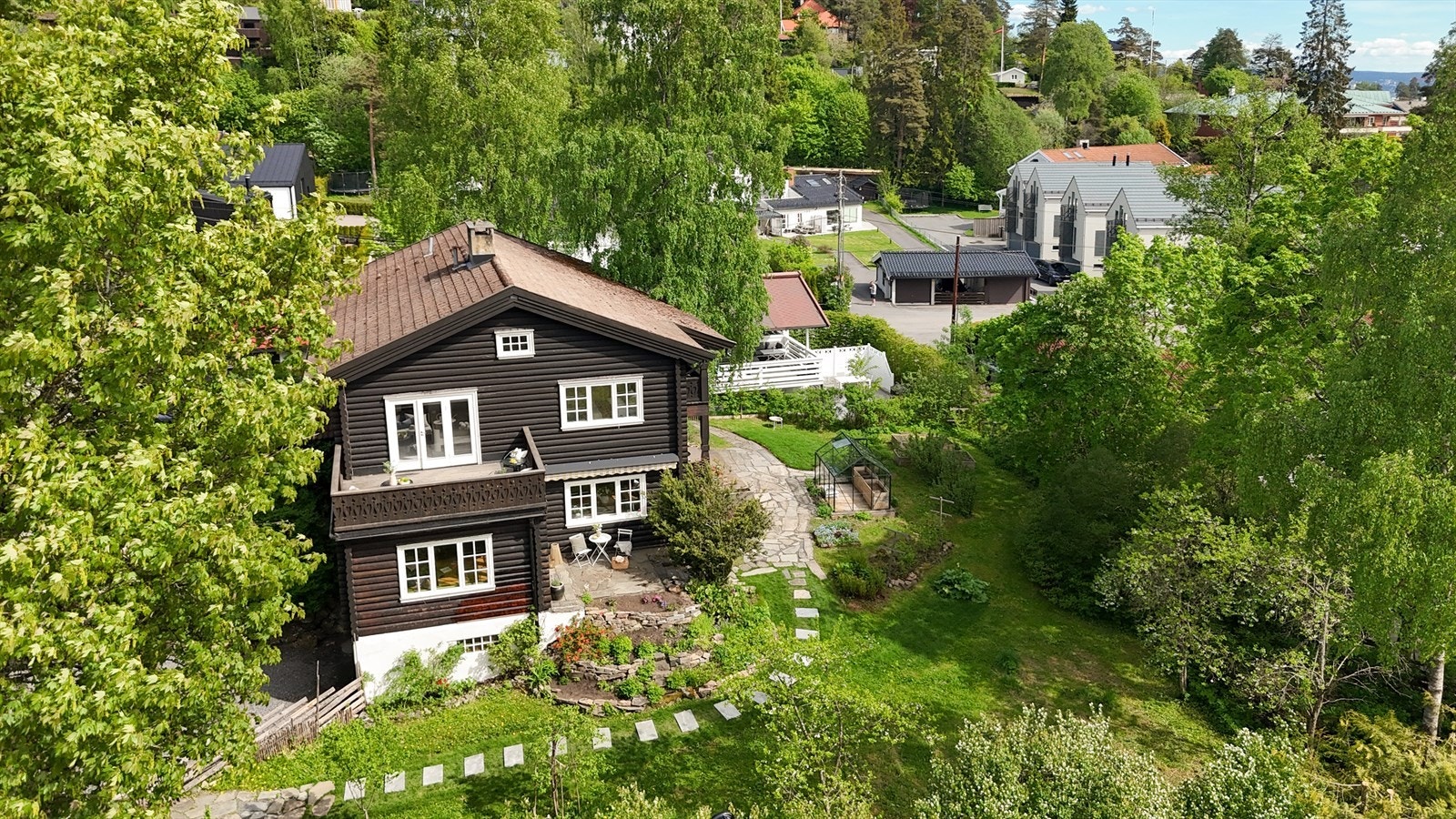 Med Vettakollen T-banestasjon kun fire minutters gange unna, er det effektiv kommunikasjon til sentrum. Galleribilde