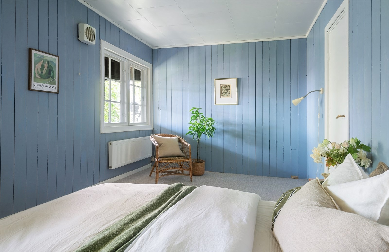 Vinduet gir godt med dagslys inn i rommet. Galleribilde