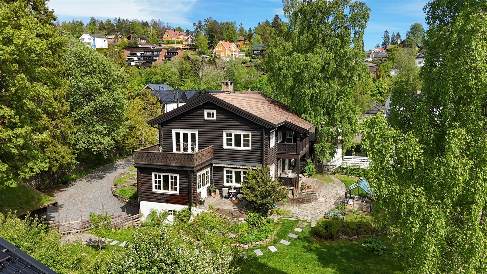 Eiendommen ligger i et grønt og frodig nabolag. Galleribilde