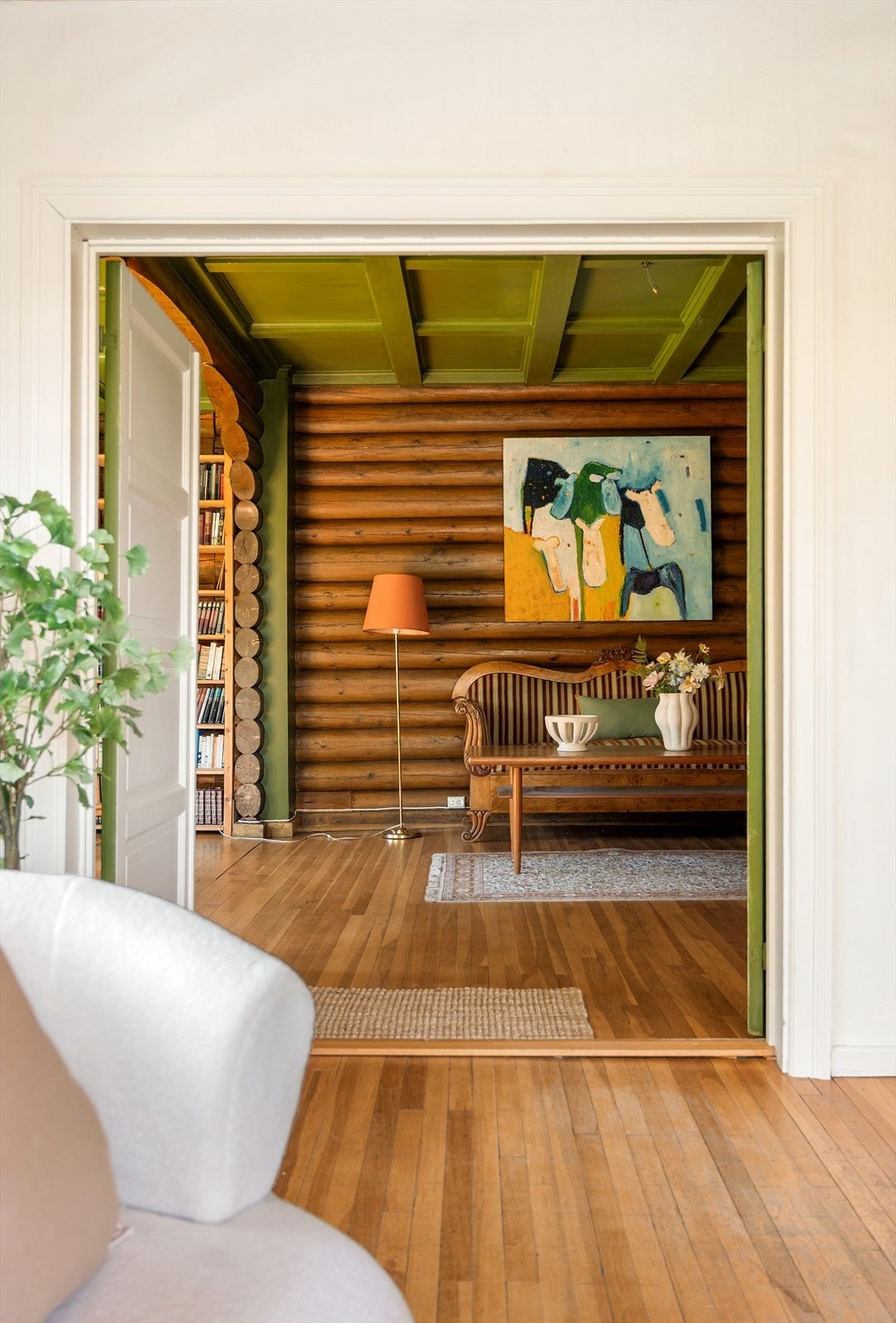 Åpningen inn til peisestuen med laftede tømmervegger. Galleribilde