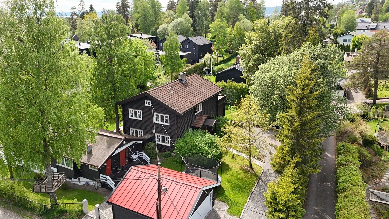 Området på Vettakollen er etablert og stille, med eneboliger Galleribilde