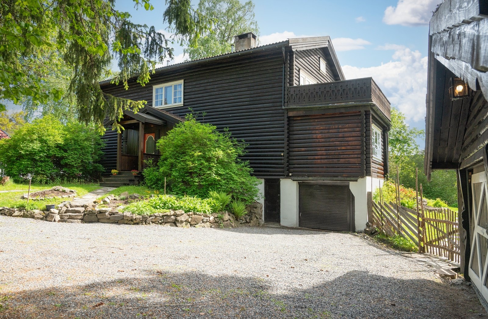I tillegg til den frittstående garasjen er det en integrert garasje i boligens kjeller. Galleribilde