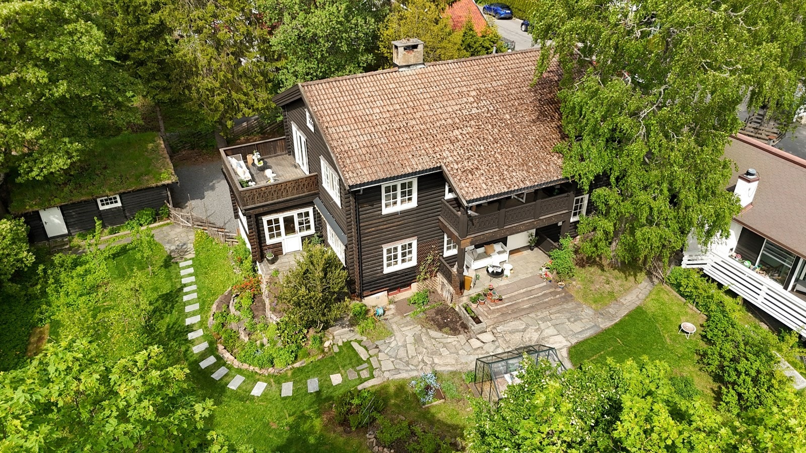 Oversiktsbilde som viser huset, hagen og de ulike uteplassene. Galleribilde