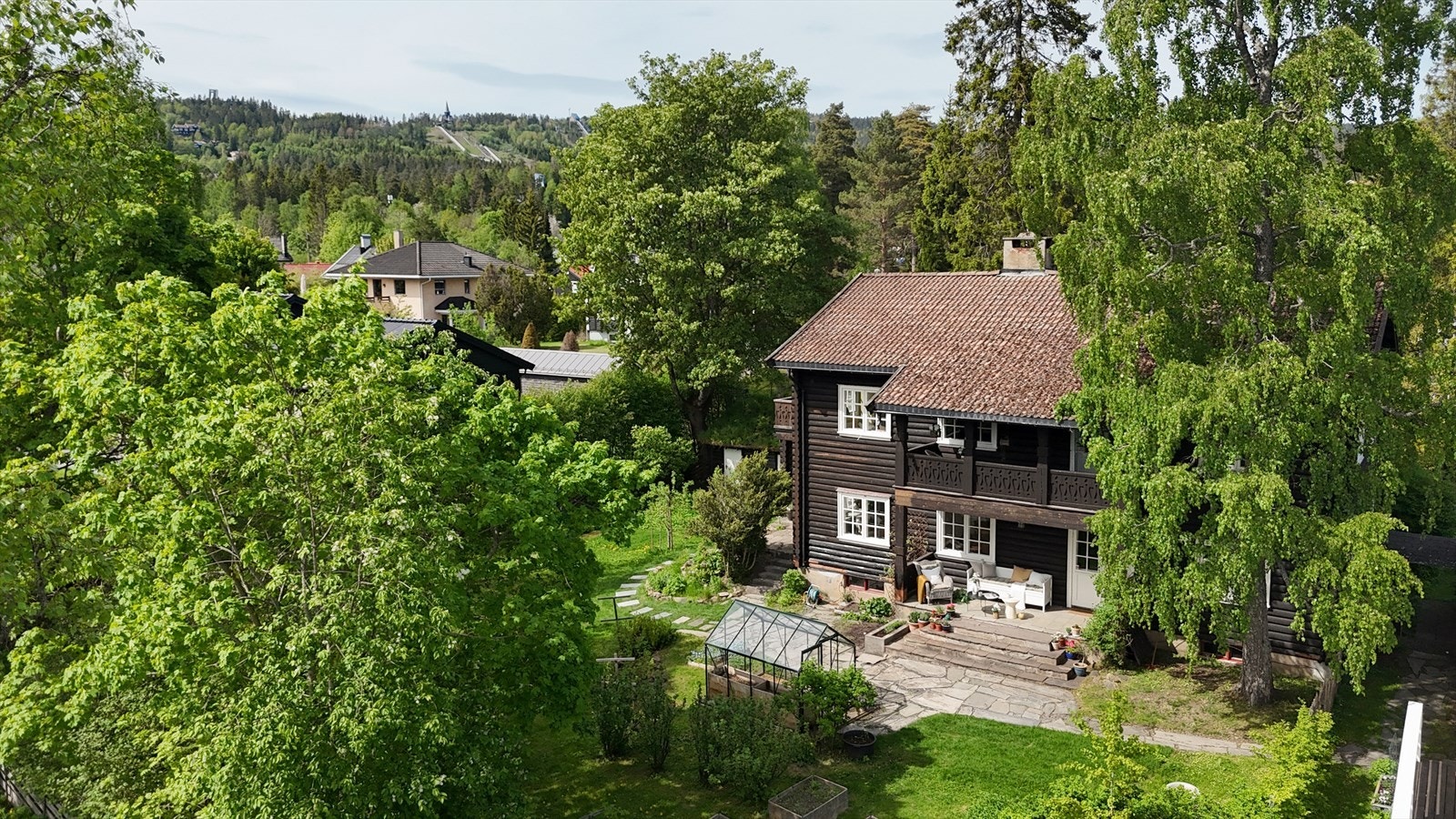 Eiendommen ligger i nærheten av Holmenkollen nasjonalanlegg. Galleribilde