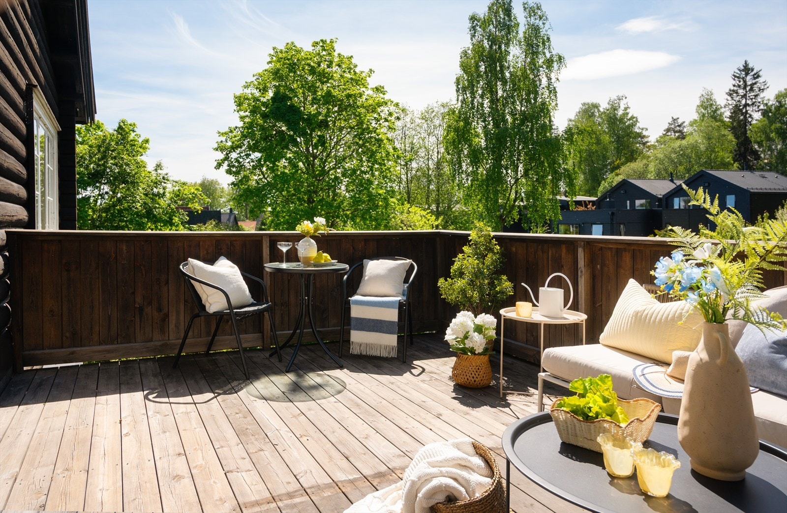 Terrassen har god plass til både spisebord og sofagruppe. Galleribilde