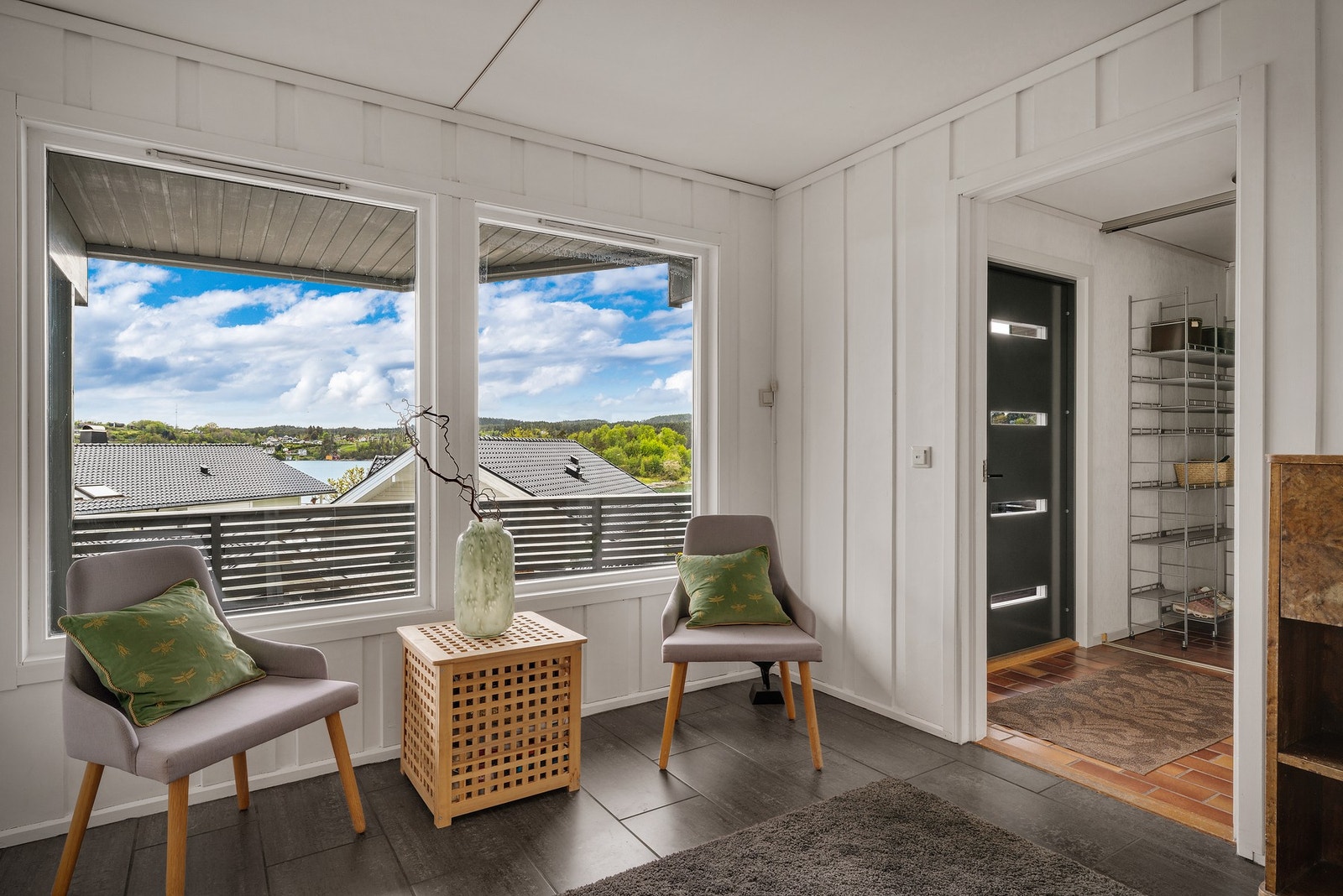 Romslig hall på ca. 16 kvm. Her er det også varme i gulvet! Galleribilde