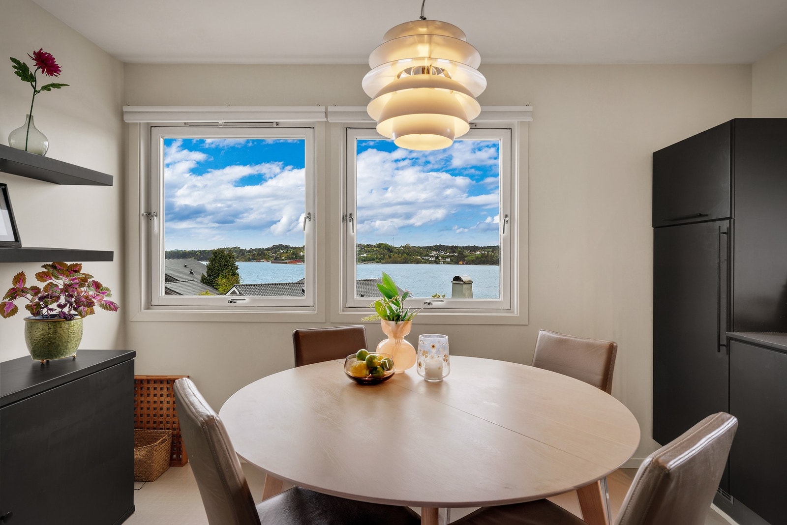 Her er det også plass til et mindre spisebord, perfekt for måltidene i farten. Galleribilde
