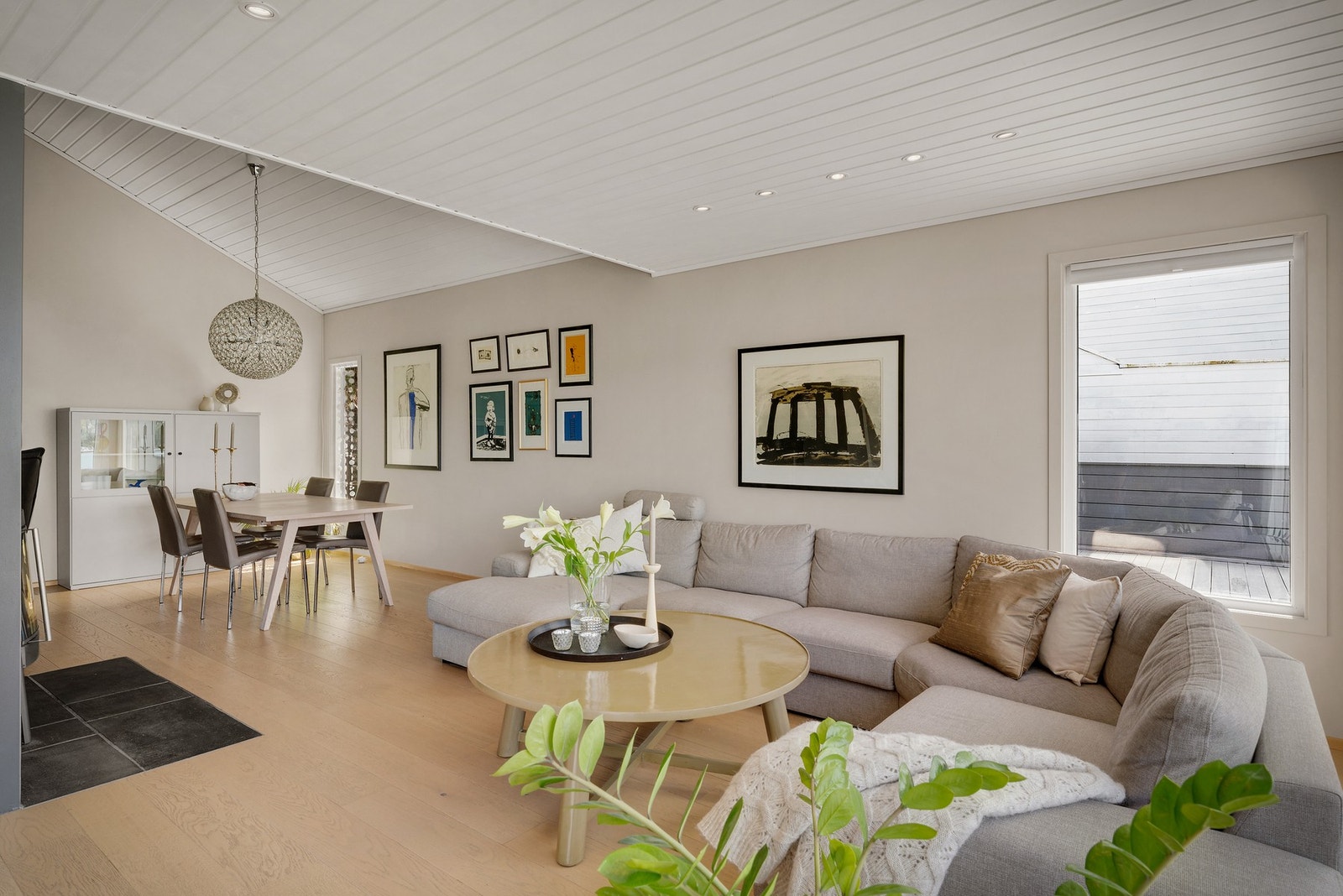 Med god plass til sofa, TV-krok og spisebord for hele familien. Galleribilde