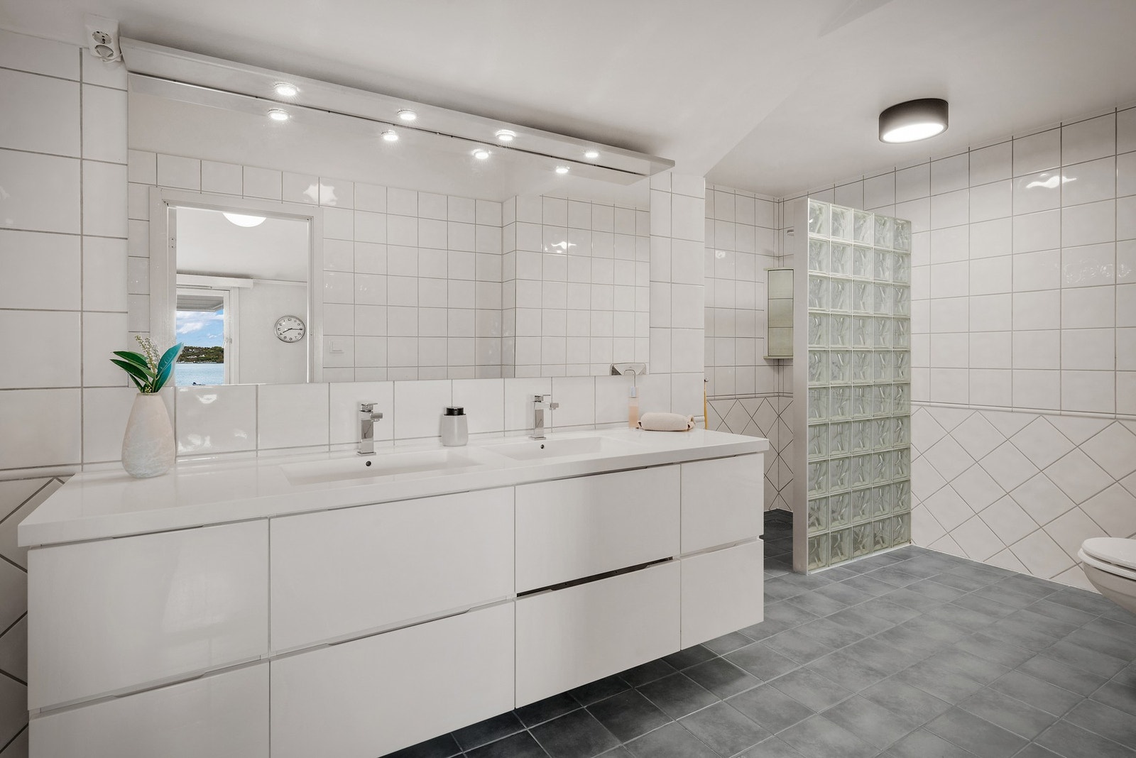 Badet er helfliset, og måler ca. 8,9 kvm. Galleribilde