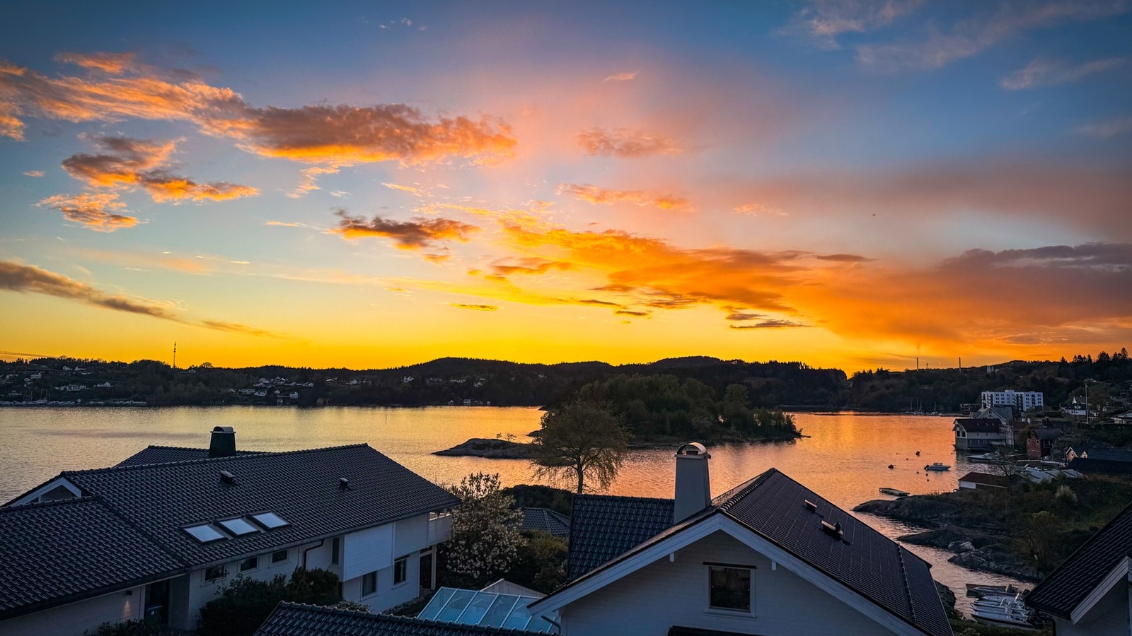 Nydelig solnedgang fra terrassen. Galleribilde