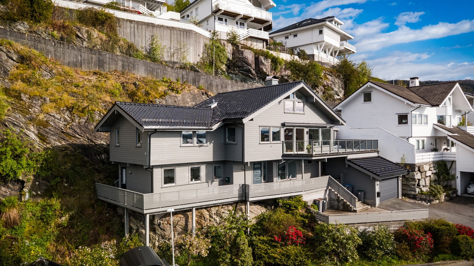Husets beliggenhet ved sjøen, kombinert med husets innhold og løsning, gjør det til en sjelden mulighet. Galleribilde