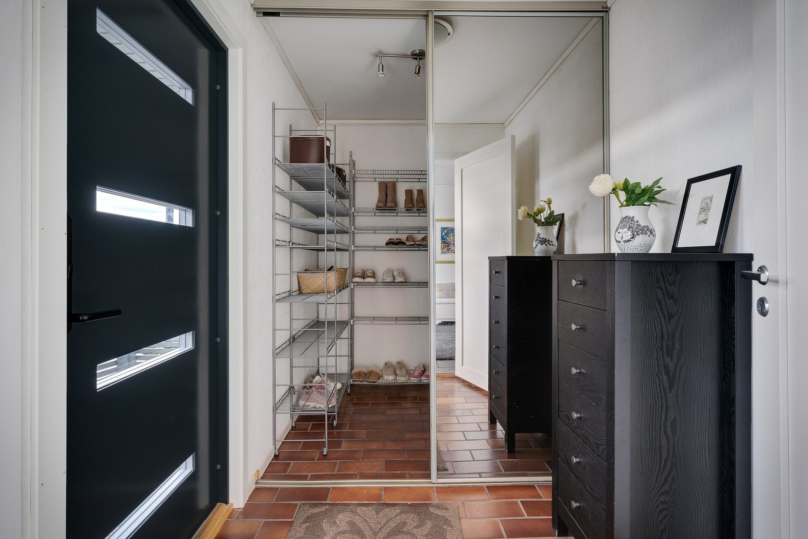Rikelig med oppbevaringsplass med skyvedørsgarderobe. Innenfor her er det også inngang til utleiedelen. Galleribilde
