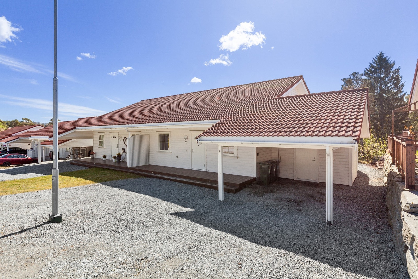 God parkeringsplass i carport samt foran boligen. Galleribilde