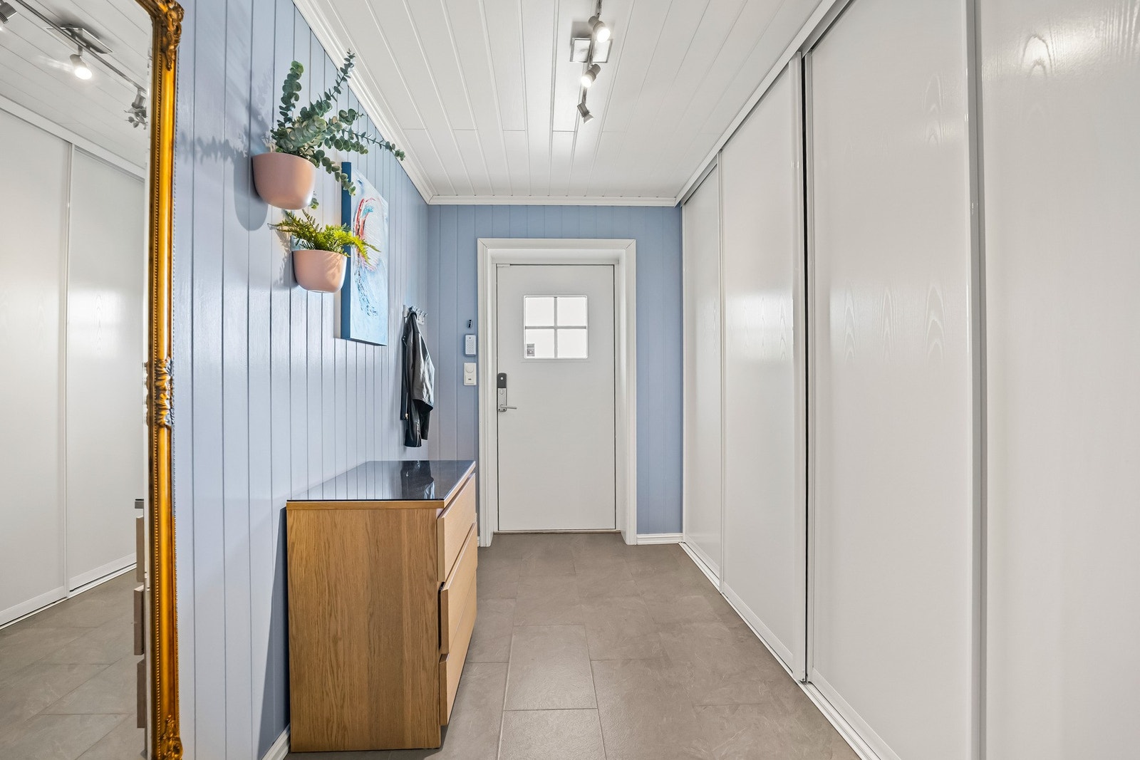 Entréen gir et ryddig og innbydende førsteinntrykk med god plass til oppbevaring av yttertøy og sko. Galleribilde
