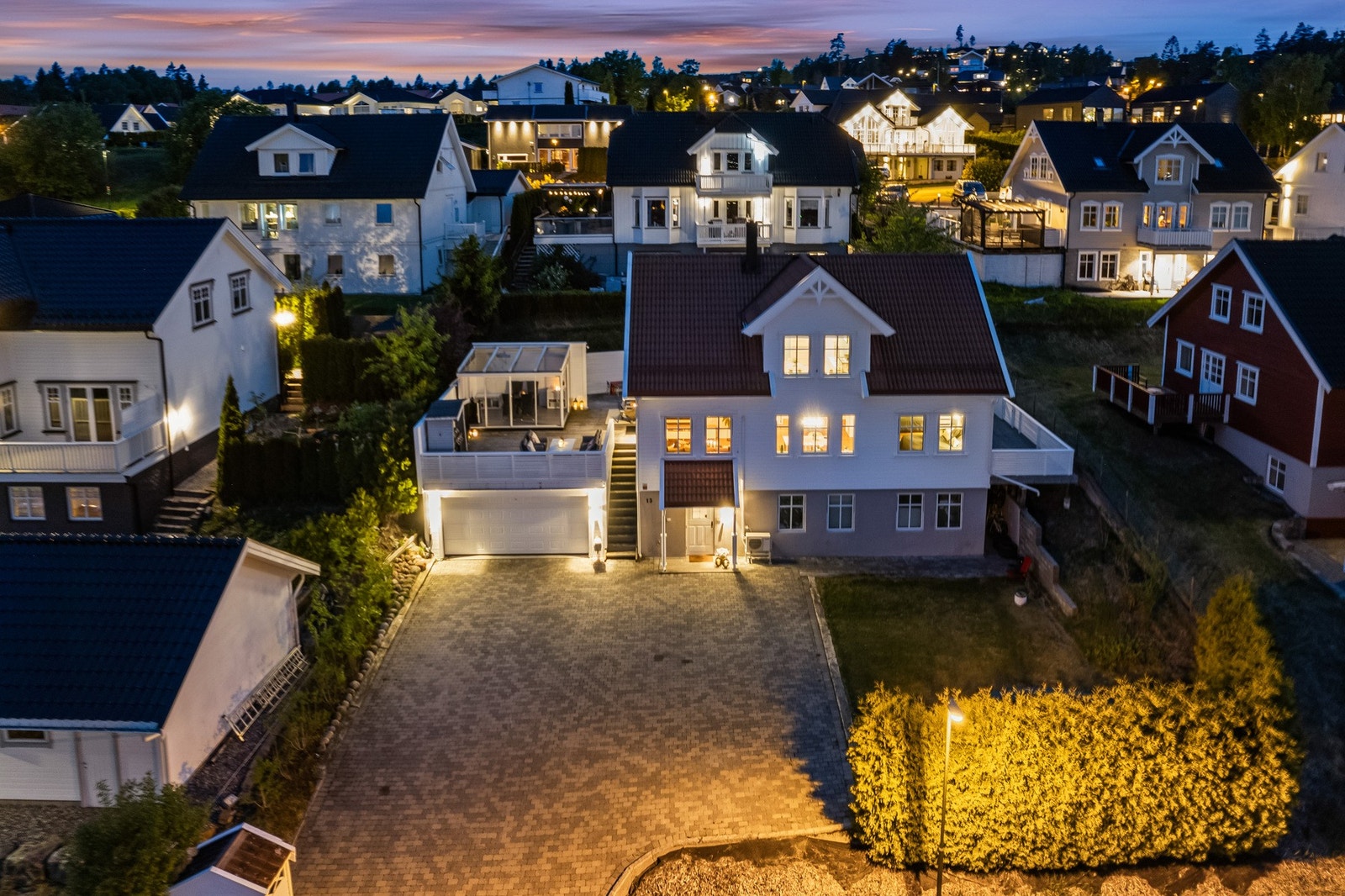 Velkommen til Grindlia 13 - en innholdsrik og flott enebolig med stor gårdsplass, garasje og en attraktiv beliggenhet i et etablert boligområde på Smestad/Fjerdingby! Galleribilde