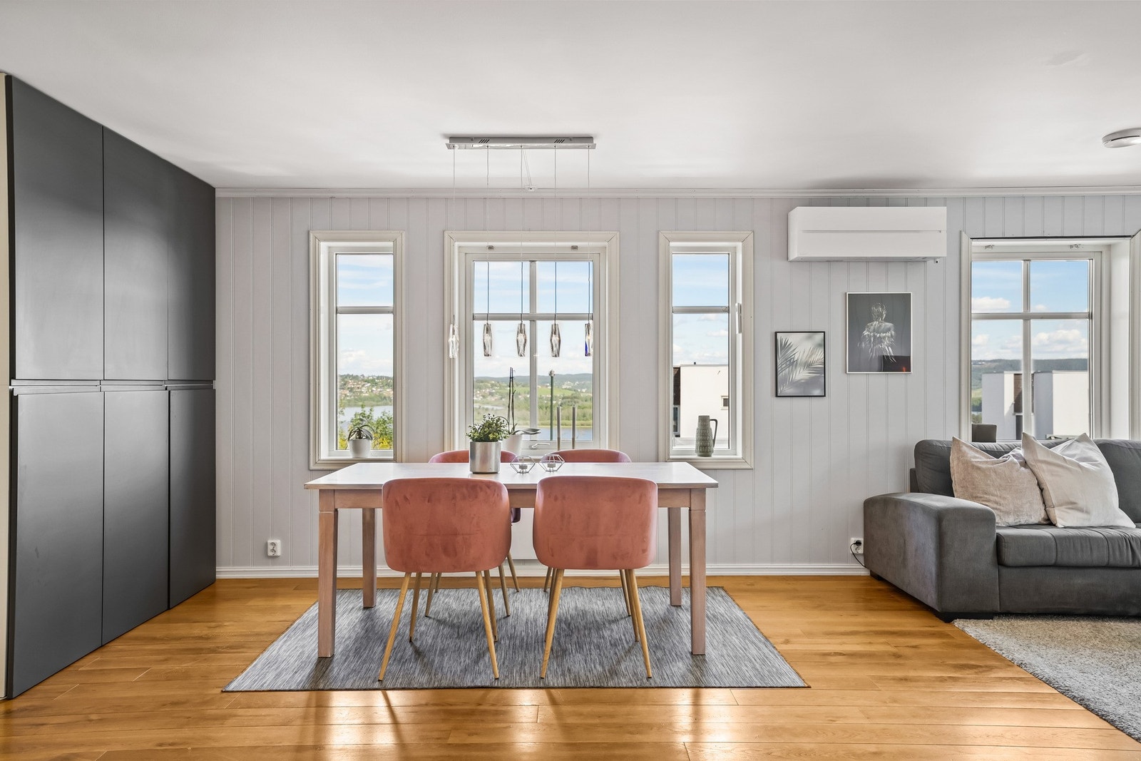 I tilknytning til stuen finner du en lys og romslig spiseplass med store vindusflater og fin kontakt mot omgivelsene. Galleribilde
