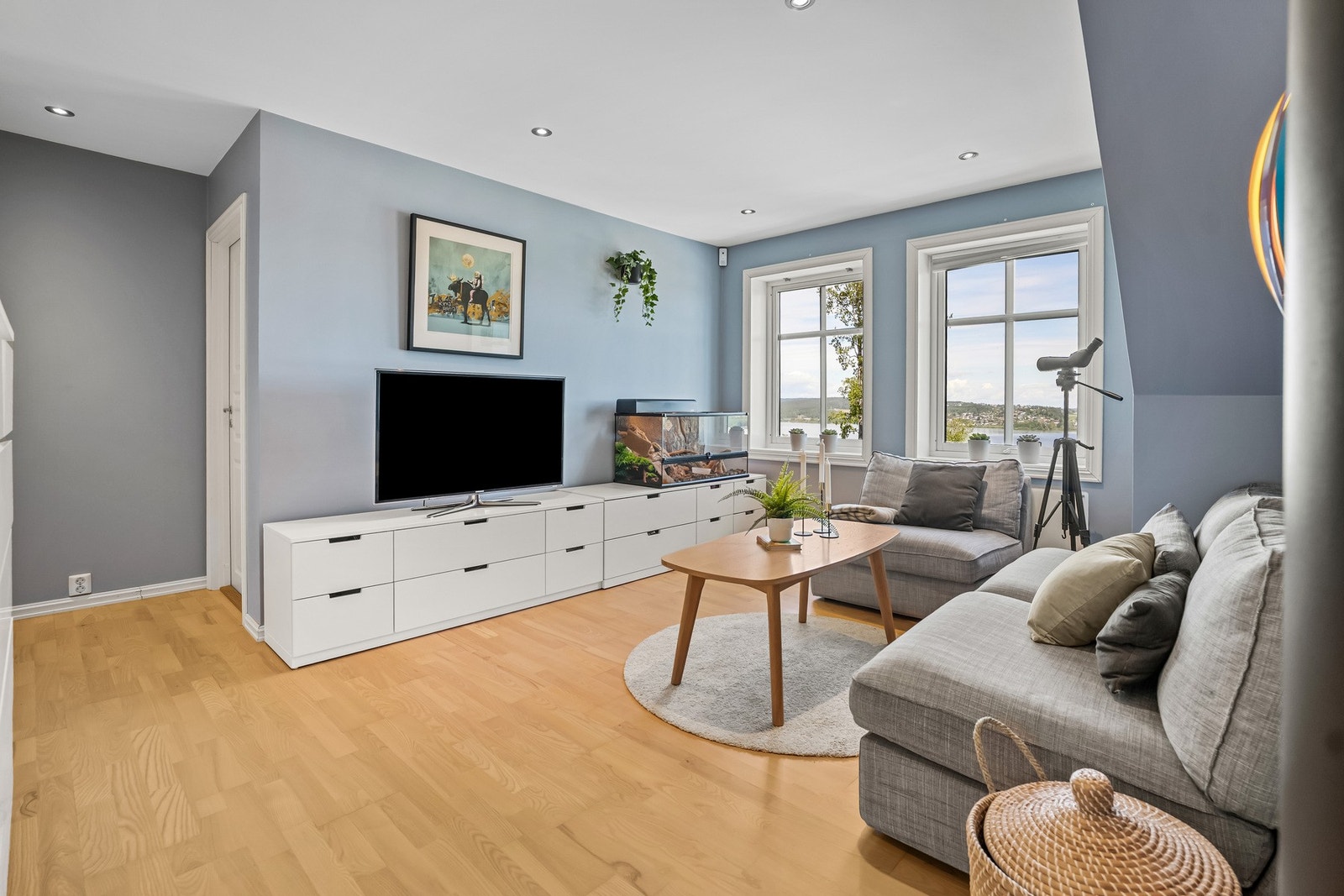 I 3. etasje finner du en lys og hyggelig loftstue med plass til sofagruppe, TV-løsning og avslapning. Galleribilde