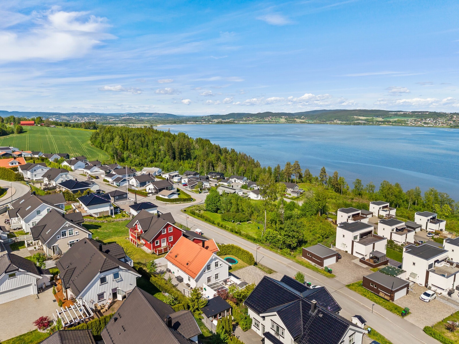Eiendommen ligger flott til i et etablert boligområde med kort vei til Øyeren og grønne friområder. Her får du en luftig og naturnær beliggenhet, samtidig som skole, barnehage, dagligvare og hverdagsfasiliteter er innen enkel rekkevidde. Galleribilde
