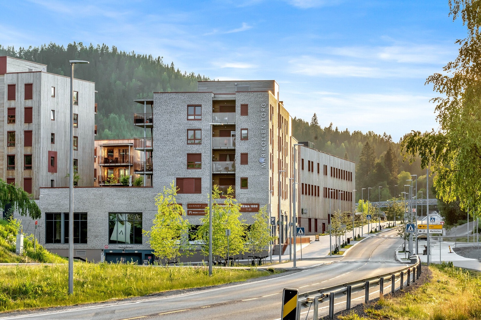 Marikollen Torg ligger ca. 10 minutter unna med bil og byr på flere praktiske servicetilbud, blant annet REMA 1000, apotek, optiker, frisør og serveringssteder. Galleribilde
