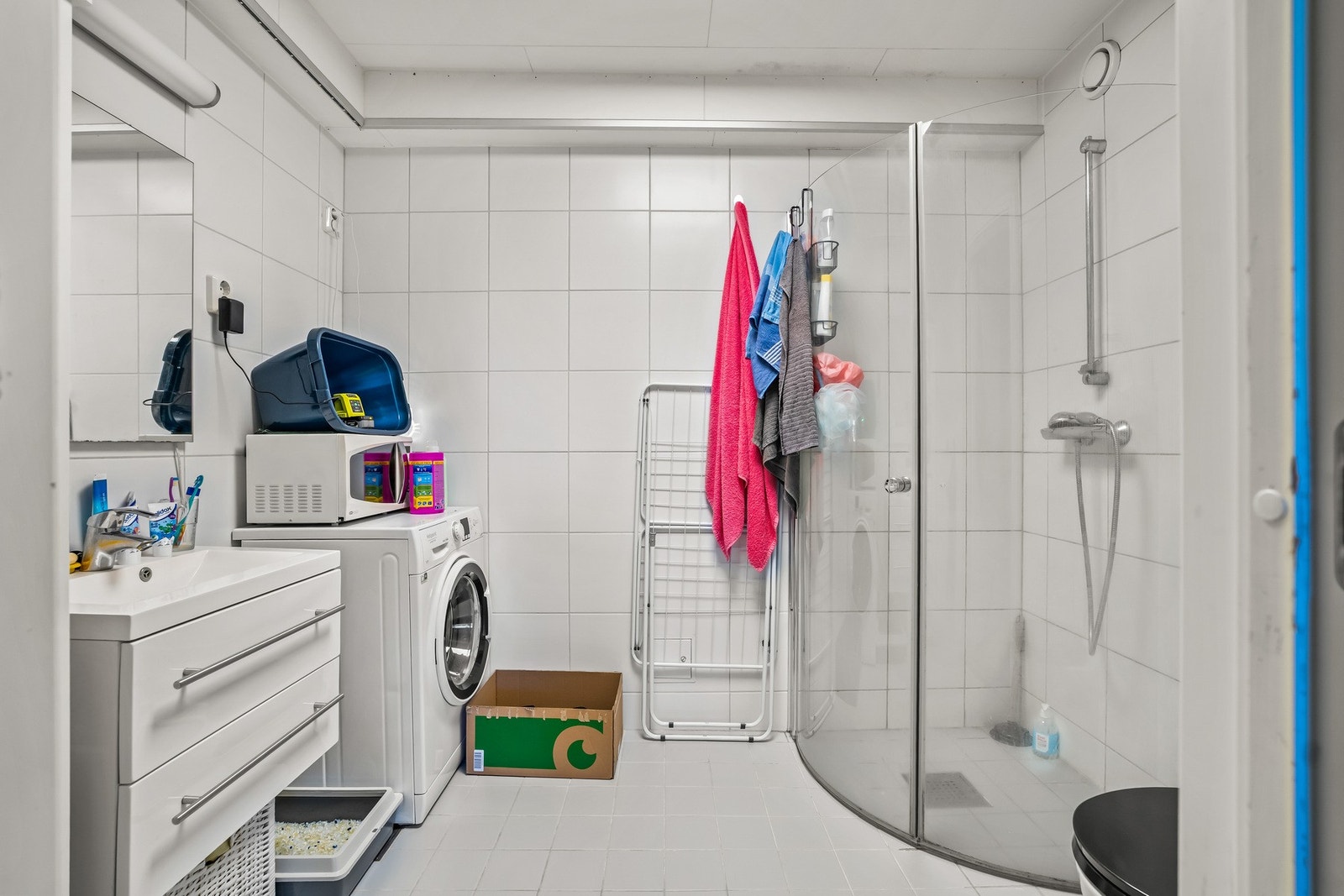 Funksjonelt og lettstelt bad fra 2012 med servantinnredning, toalett, dusjløsning og opplegg for vaskemaskin. Galleribilde