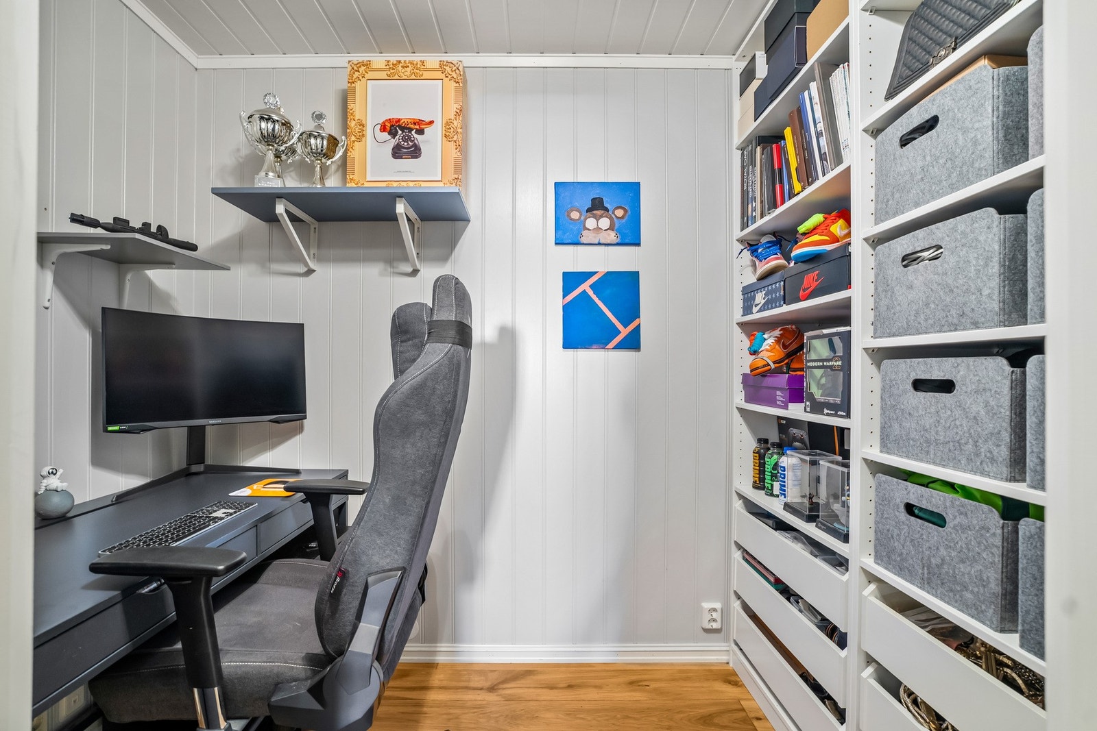 Praktisk kontor med plass til skrivebord, oppbevaring og en effektiv arbeidssone. Rommet egner seg godt for hjemmekontor, gaming, hobby eller som en fleksibel ekstrasone etter behov. Galleribilde