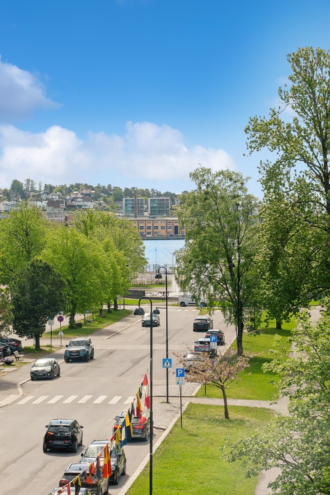 Utsikt til havnebassenget og yrende båtliv sommers tid Galleribilde