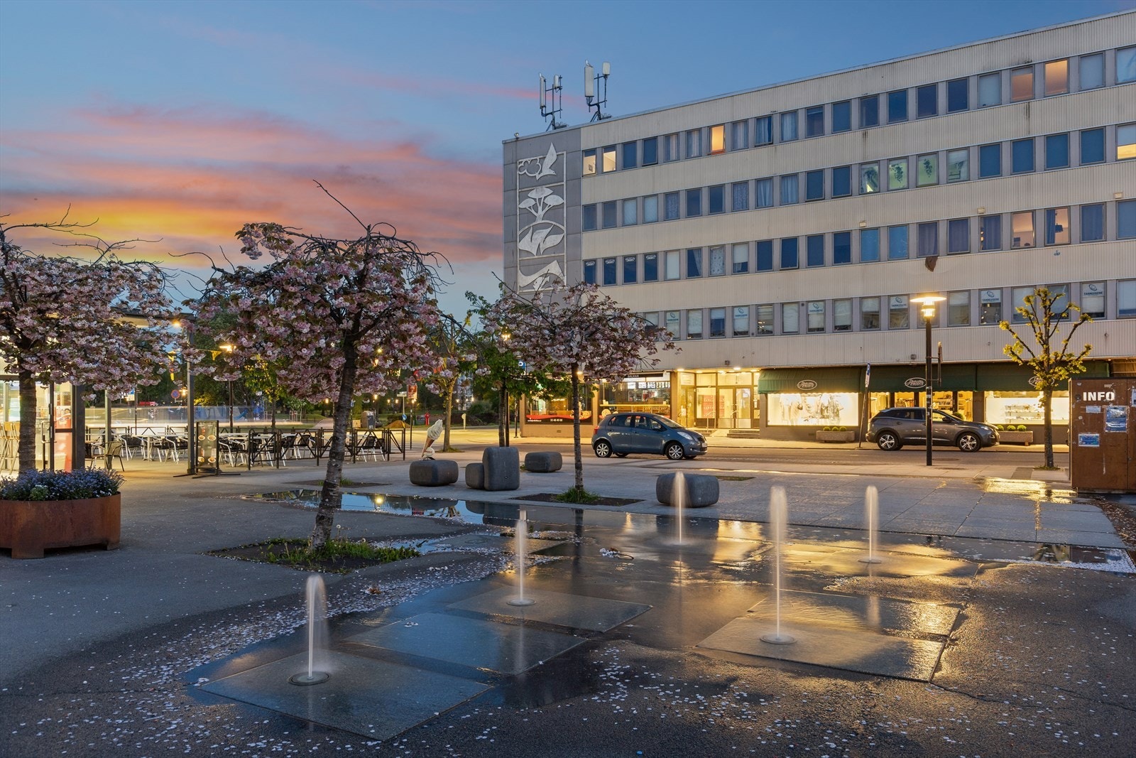 Fin atmosfære på torget etter solnedgang Galleribilde