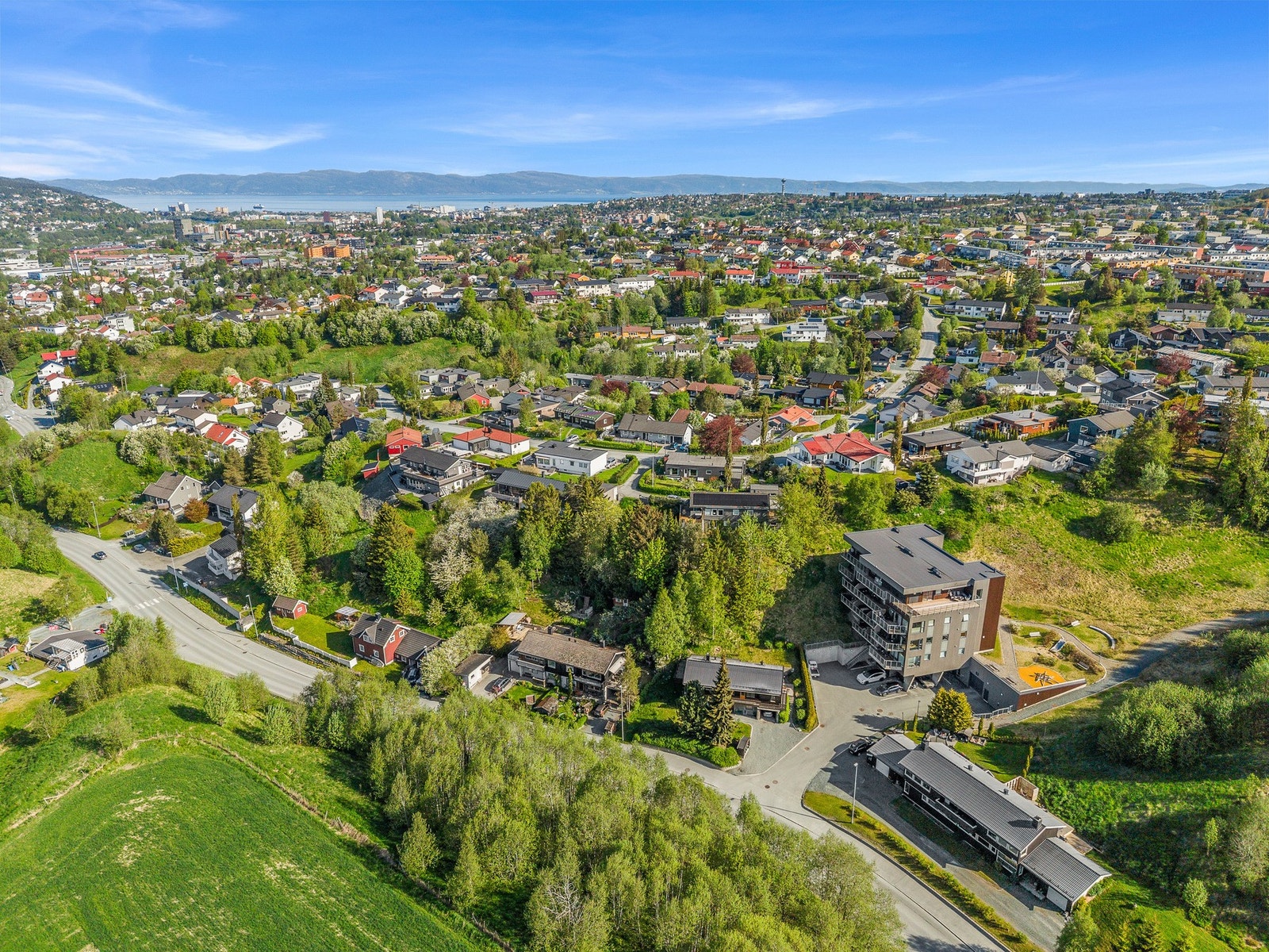 Leiligheten ligger i et rolig og tilbaketrukket området, med kort vei til bussholderplass. Galleribilde