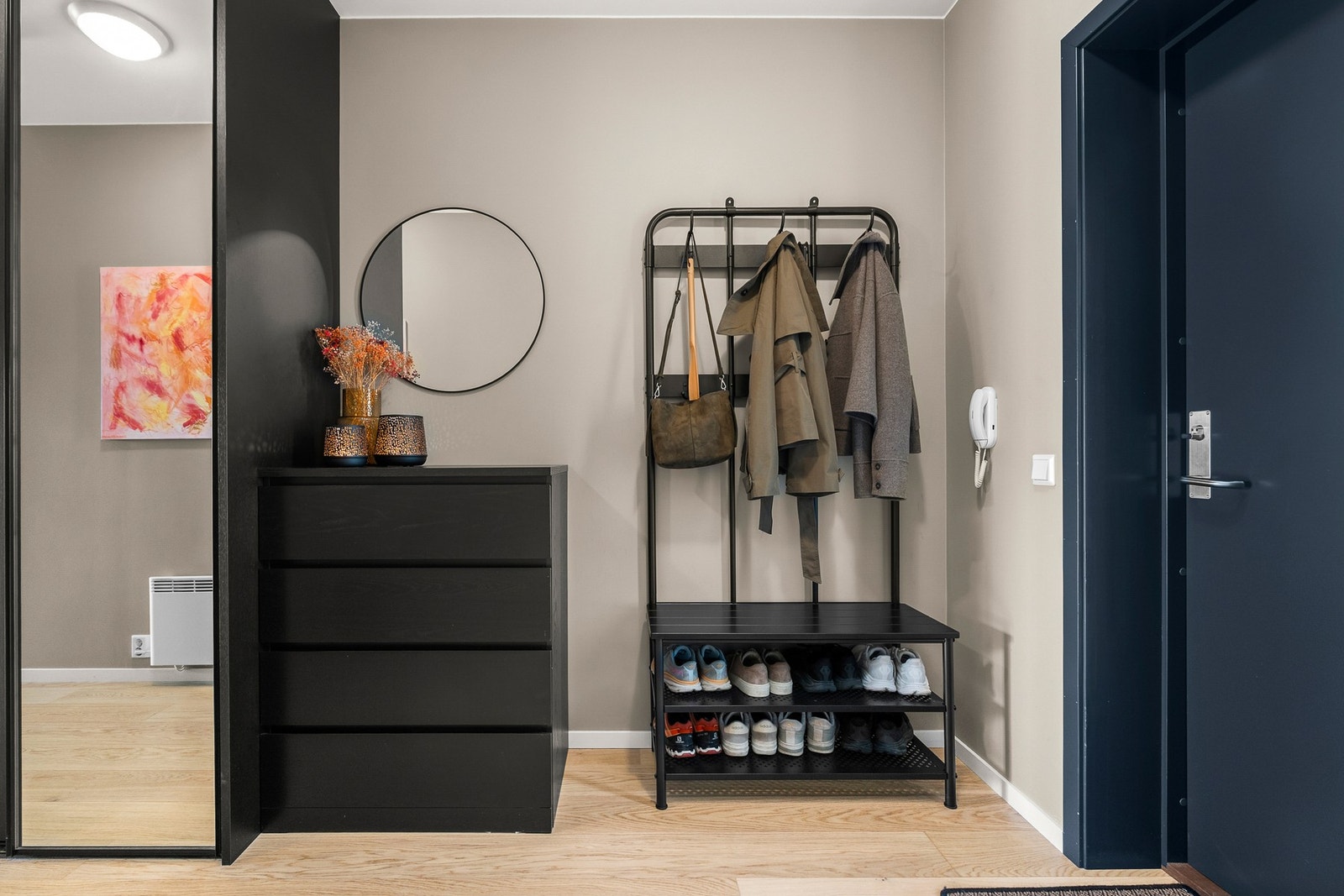 Innbydende entrè med en stor skyvedørsgarderobe som sikrer oppbevaringsplass for yttertøy og sko. Galleribilde