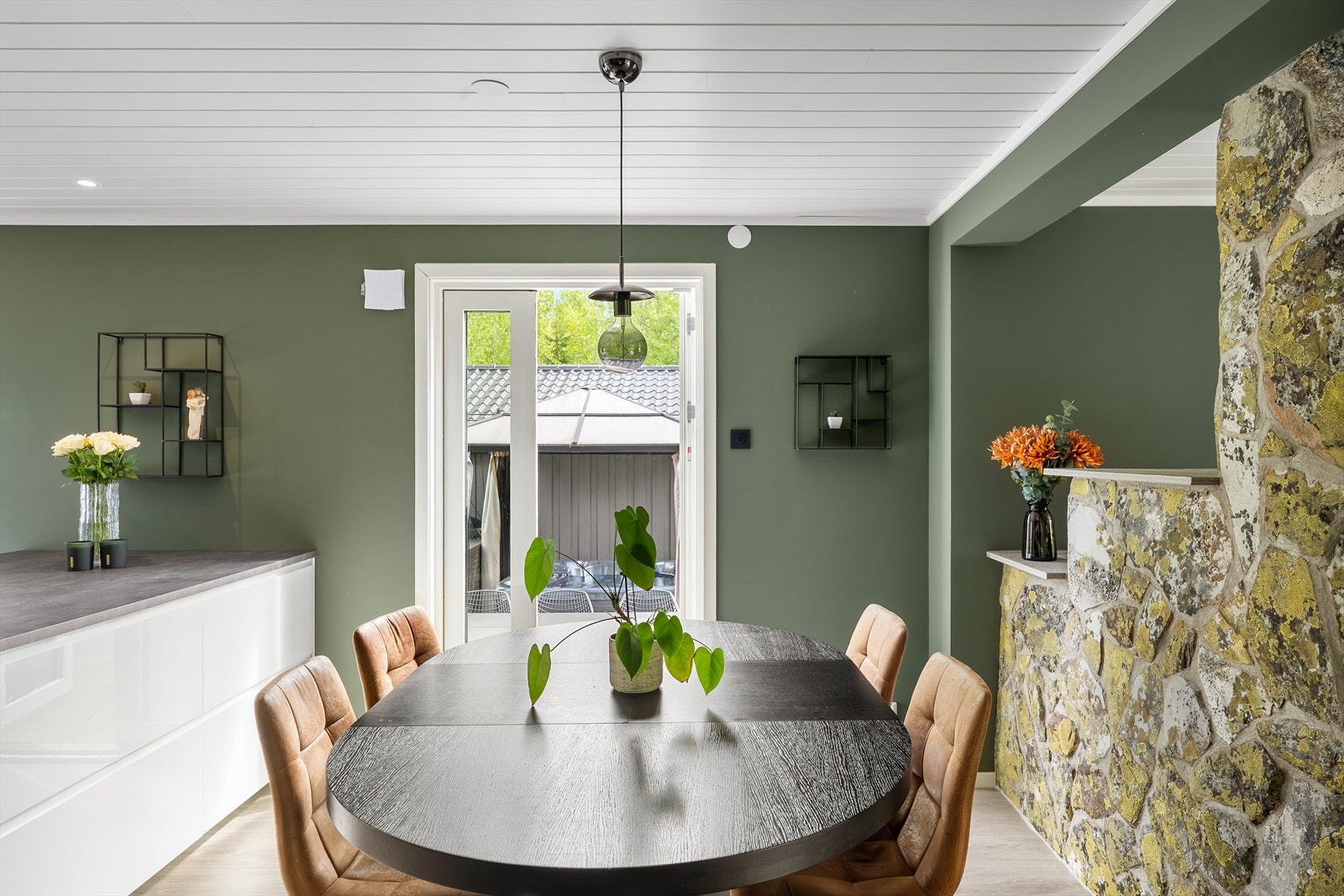 Det er satt inn nyere verandadør ut til uteområdet, som gjør det enkelt med matservering Galleribilde