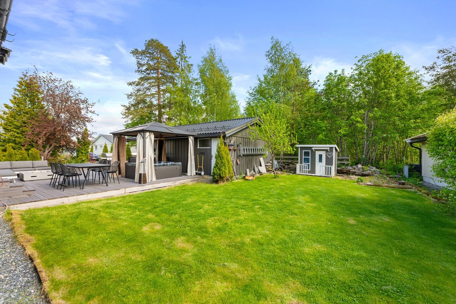 Utenfor terrassen er det stor hage hvor barna kan leke trygt. Naboeiendommen er friområde. Galleribilde