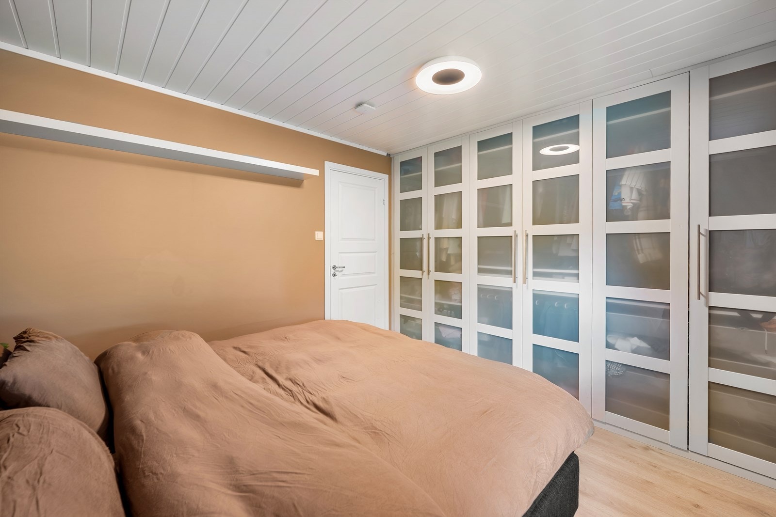 Det er i tillegg tre doble skap med god plass til oppbevaring Galleribilde