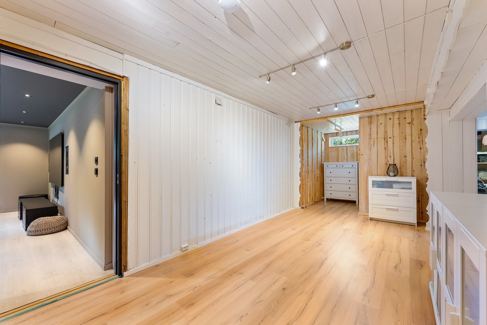 Kjelleren har god plass til oppbevaring i flere store rom Galleribilde