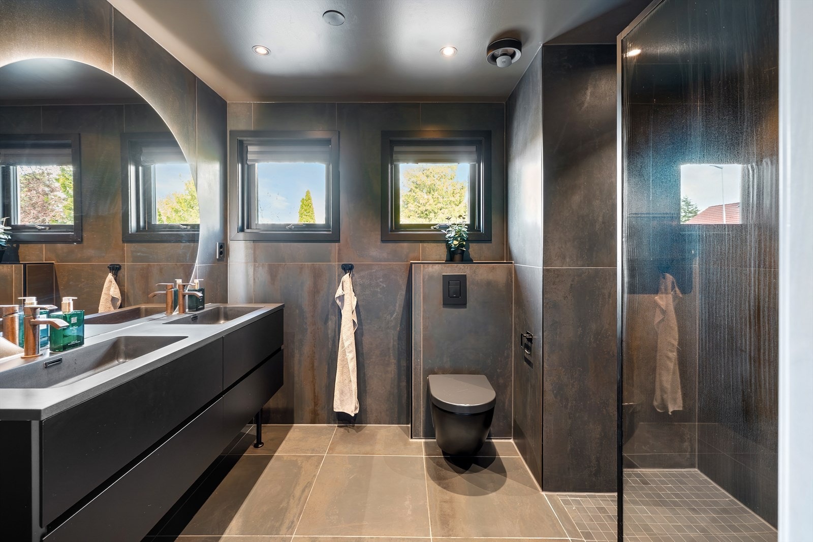Badet ble renovert i 2022 og fremstår svært lekkert Galleribilde