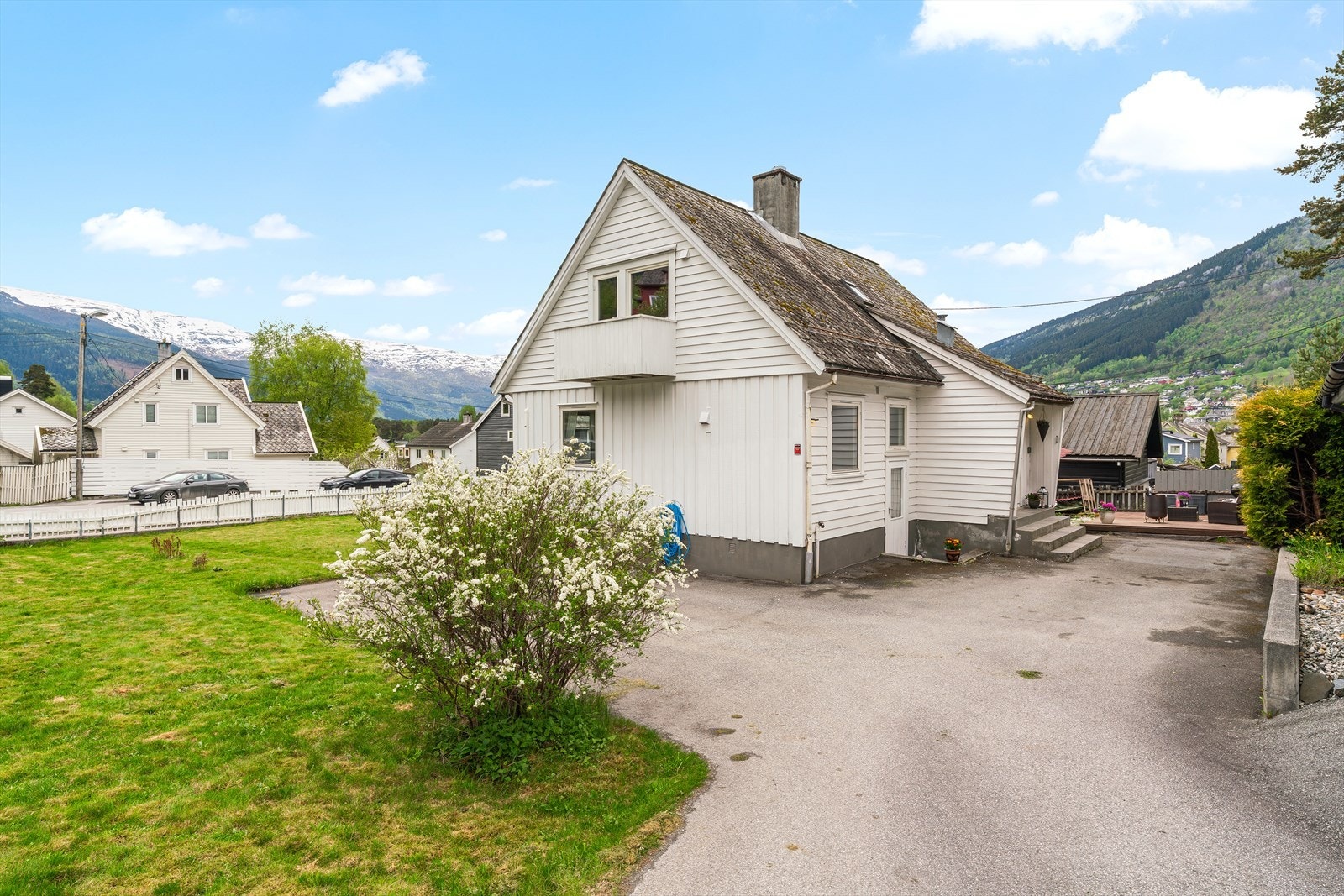 Godt med biloppstillingsplass på eiendommen. Galleribilde