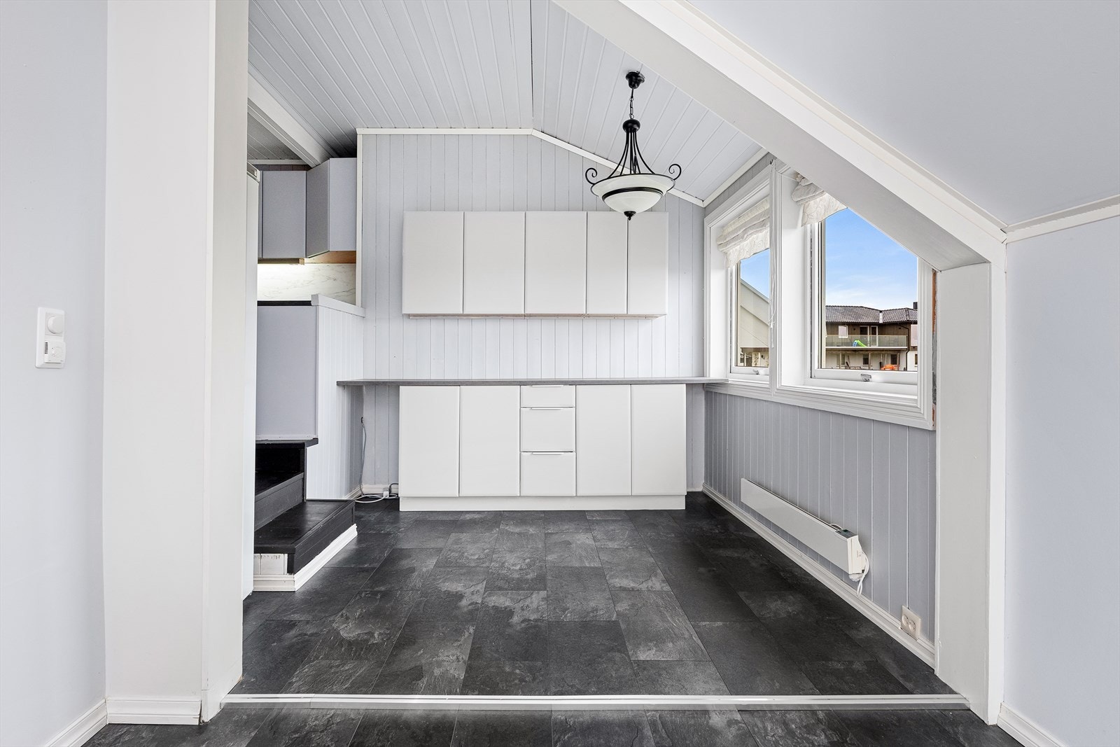 Tilbygget ble bygget om i ca 2010, hvor det ble satt inn ekstra kjøkkeninnredning og åpnet opp. Galleribilde