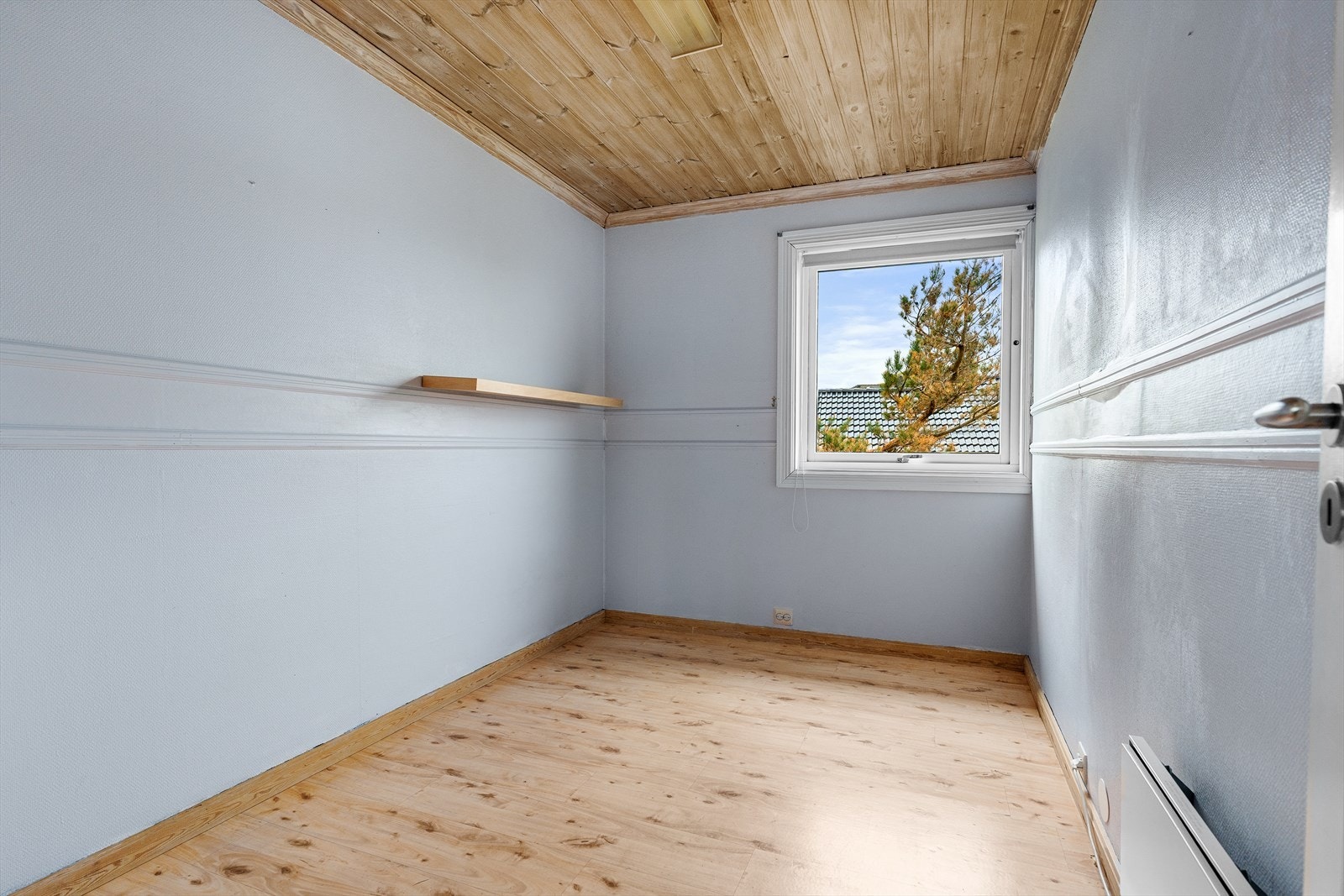 Etasjen inneholder videre 2 soverom, samt et bad. Dette rommet er av god størrelse med plass til seng og garderobeløsning om ønskelig. Galleribilde