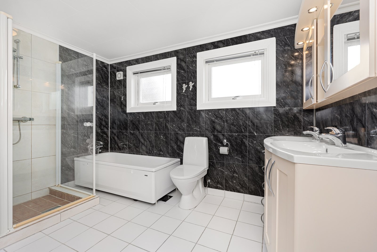 Badet i 1.etg. er av god størrelse hvor du har dusj, badekar, toalett, samt baderomsinnredning med speil over. Det er flislagt gulv med varmekabler, samt våtromspanel på veggene. Toalett nytt i 2024 Galleribilde
