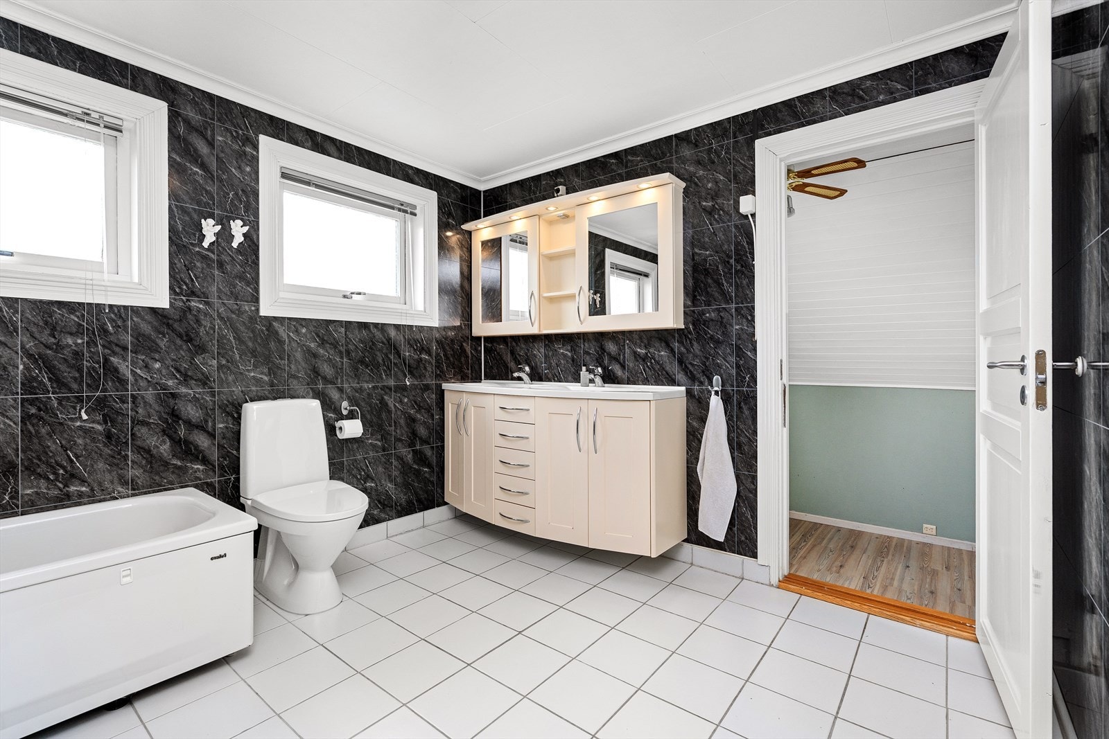 Videre inn fra badet finner du soverom nr. 2 i etg. Galleribilde